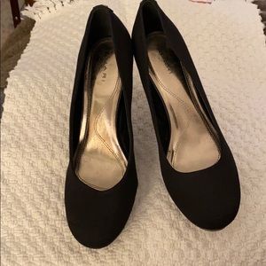 Tahari Sophia platform pumps